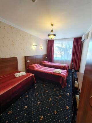 Гостиница Домик у причала Ломоносов Стандартный трехместный номер-1